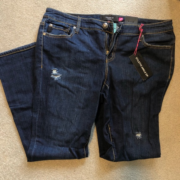 Dark wash slim boot cut w/ distressed Torrid Sz18